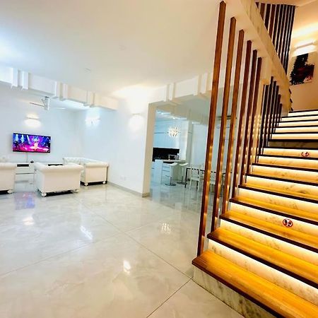 White House Sky View Theatre Villa In Gachibowli Exterior photo